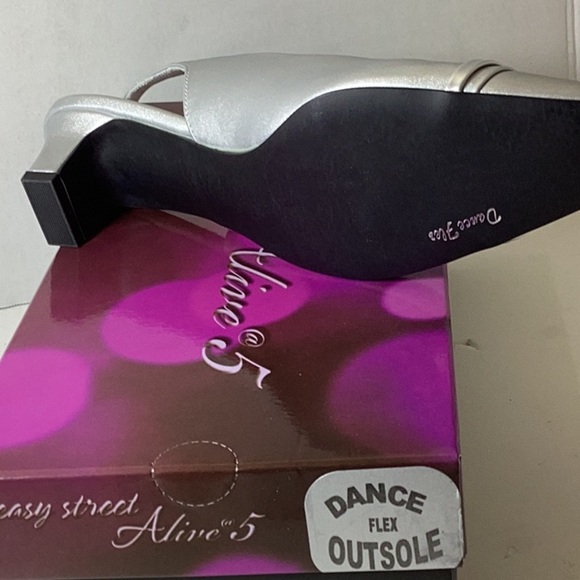 Easy Street® Sayo Pumps - Picture 10 of 12